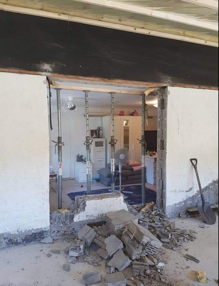 Tilbygg og overbygd inngangsparti