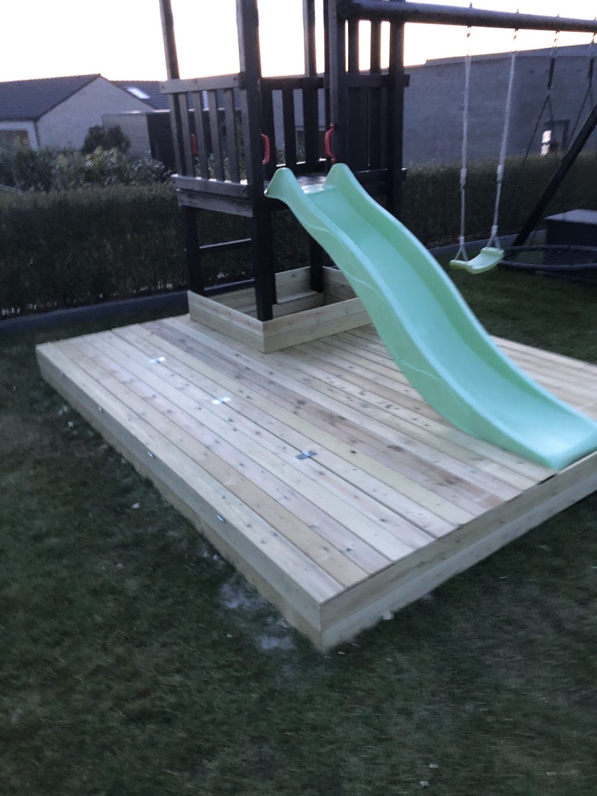 Skjult sandkasse rundt huskestativ