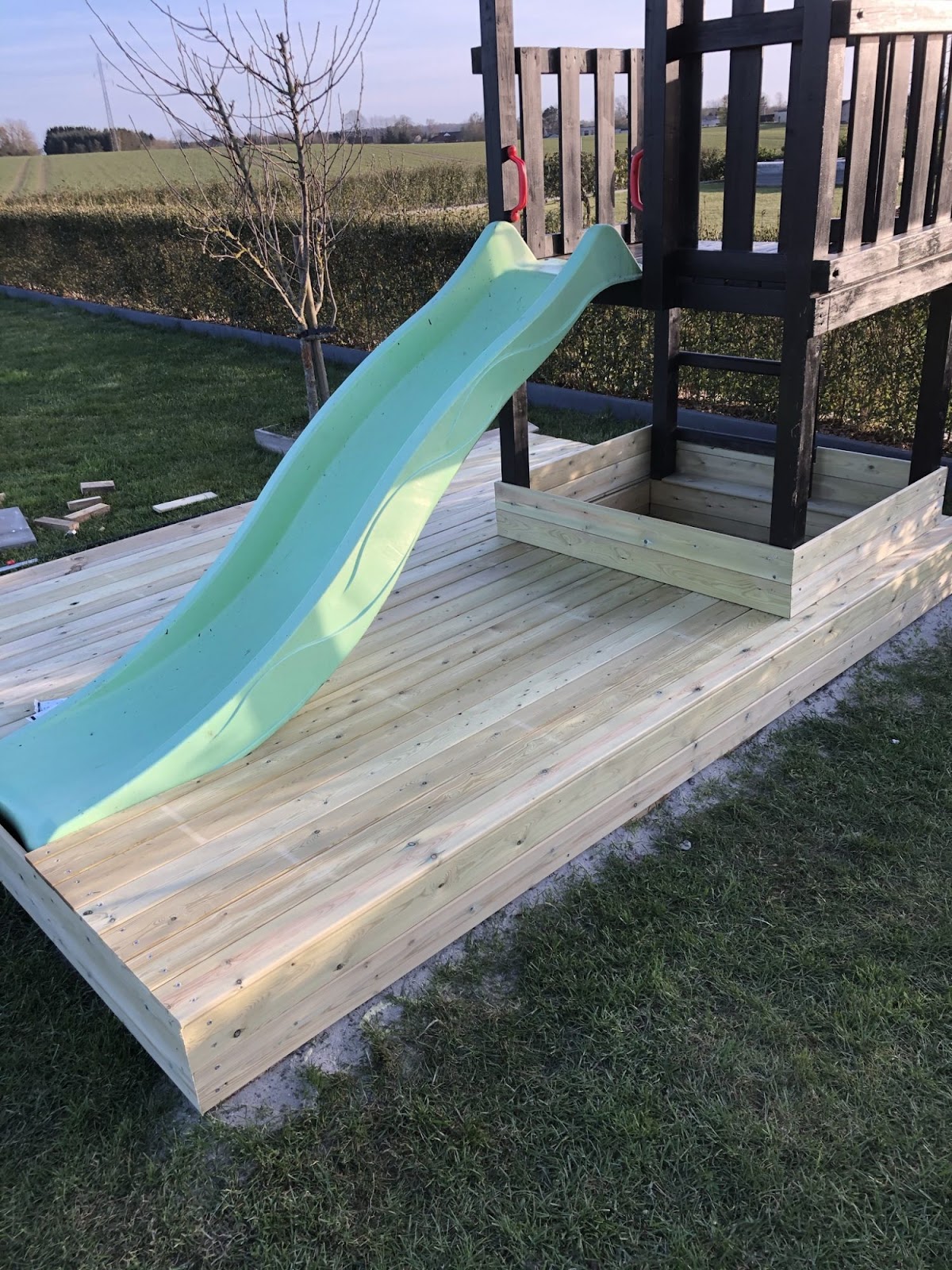 Skjult sandkasse rundt huskestativ