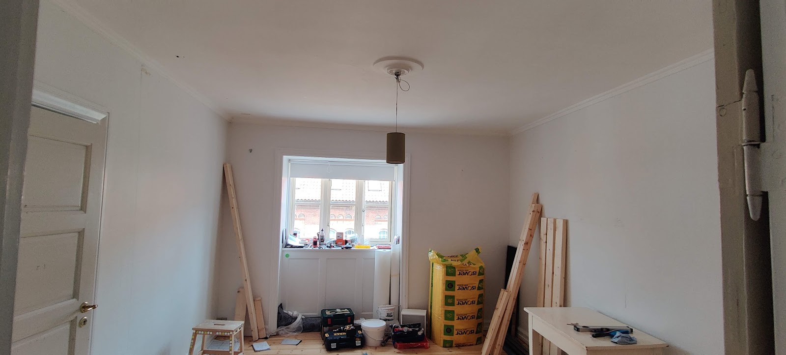 Innervägg med dörr, fönster och alkov/loft