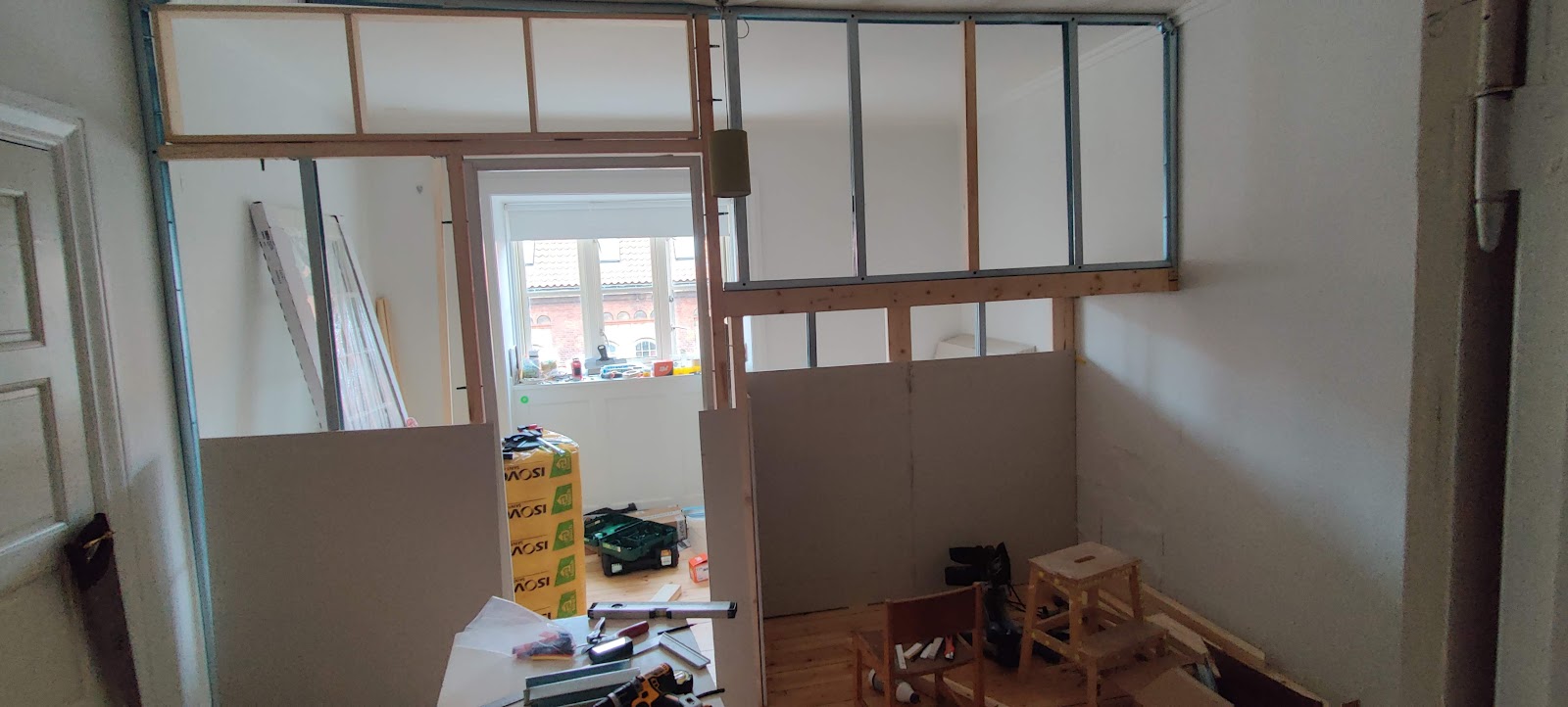 Innervägg med dörr, fönster och alkov/loft