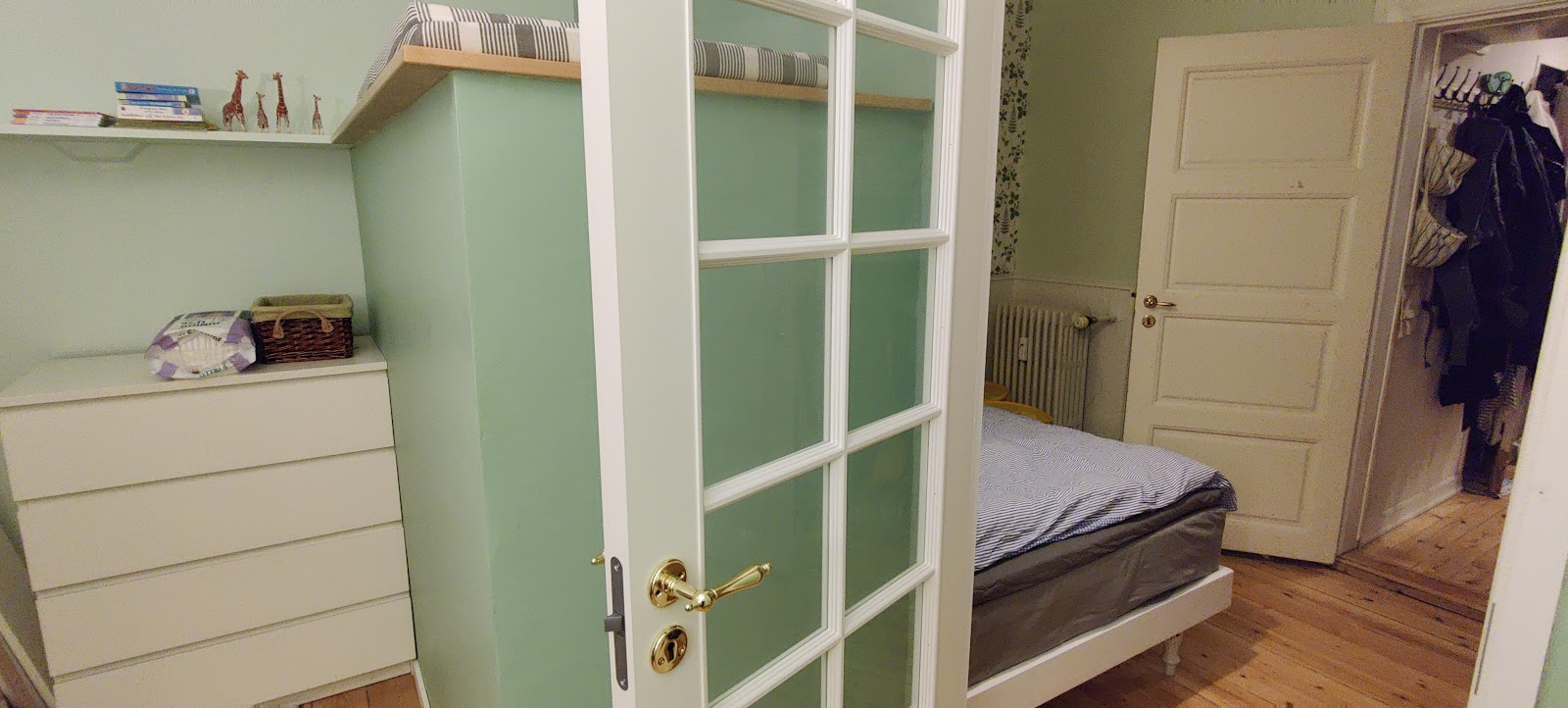 Innervägg med dörr, fönster och alkov/loft