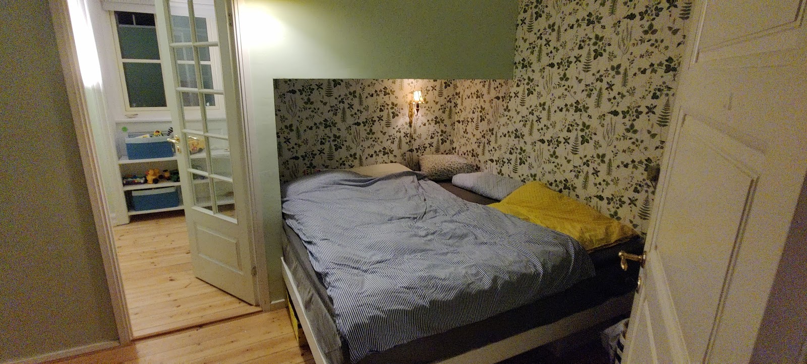 Innervägg med dörr, fönster och alkov/loft