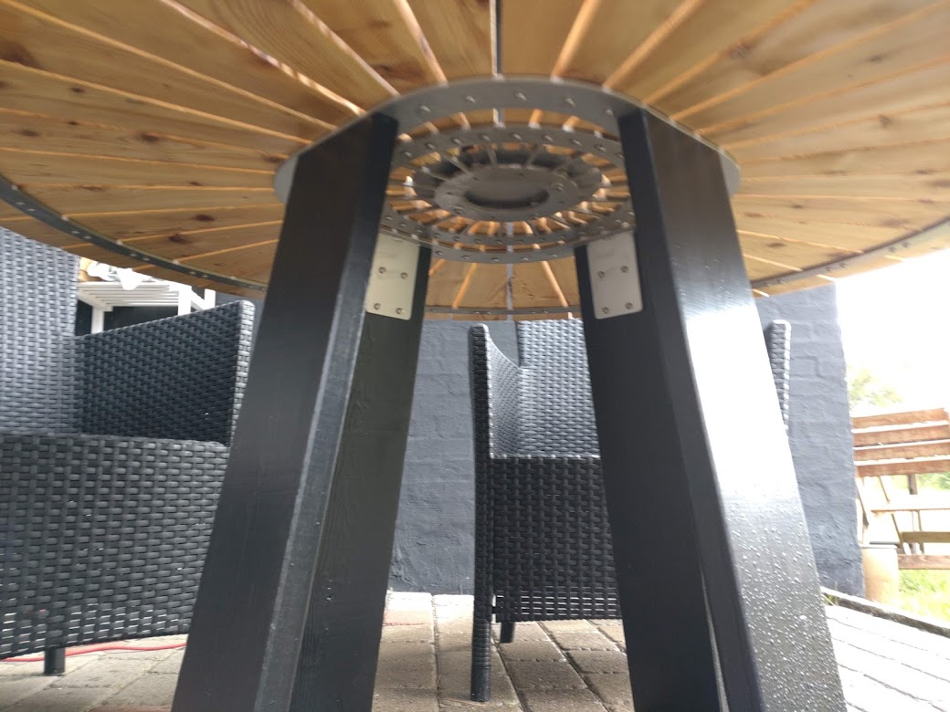 Självbyggt trädgårdsbord