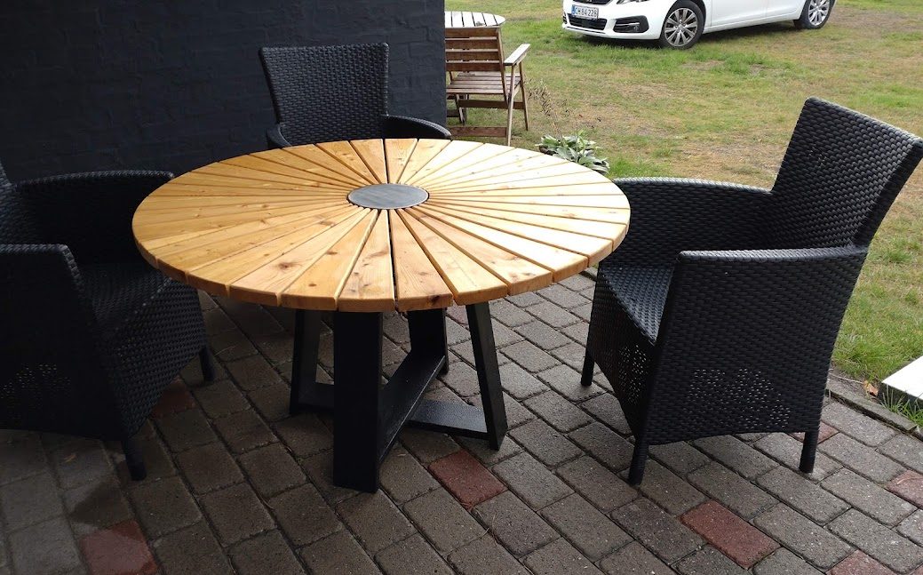 Självbyggt trädgårdsbord