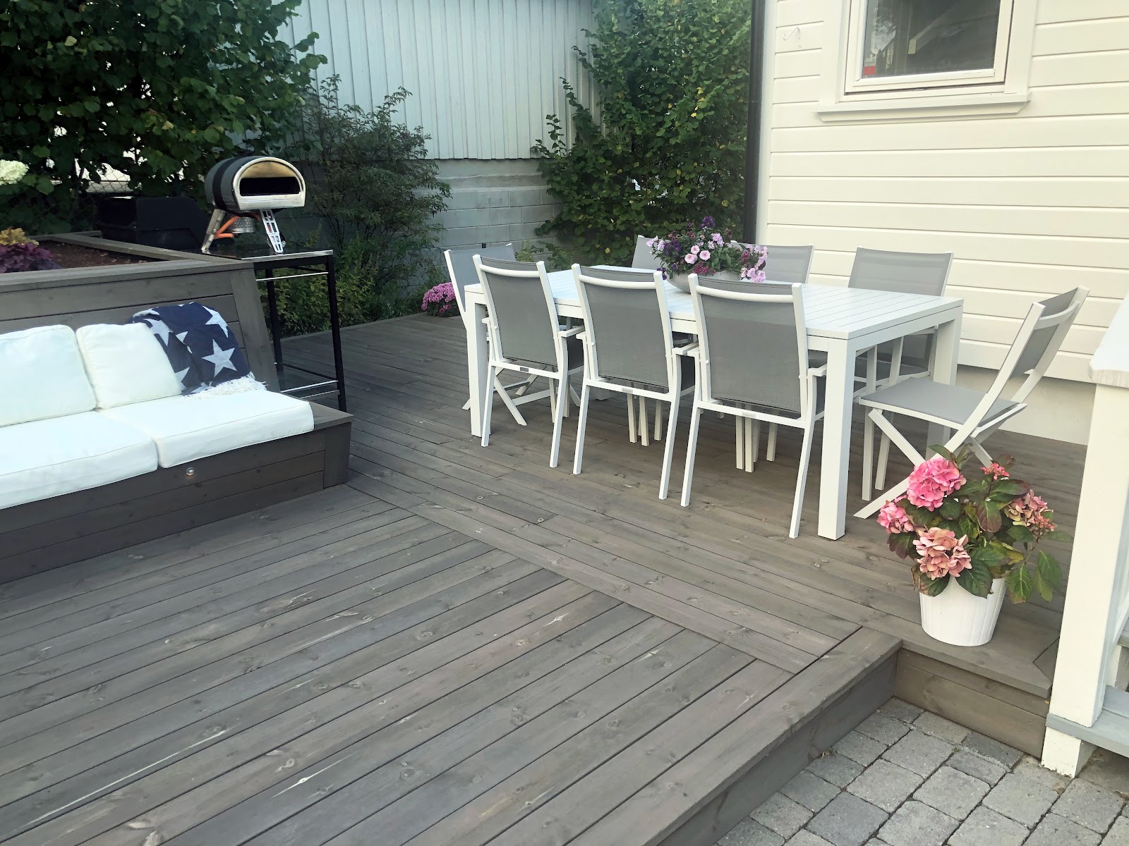 Liten terrass med inbyggd lounge