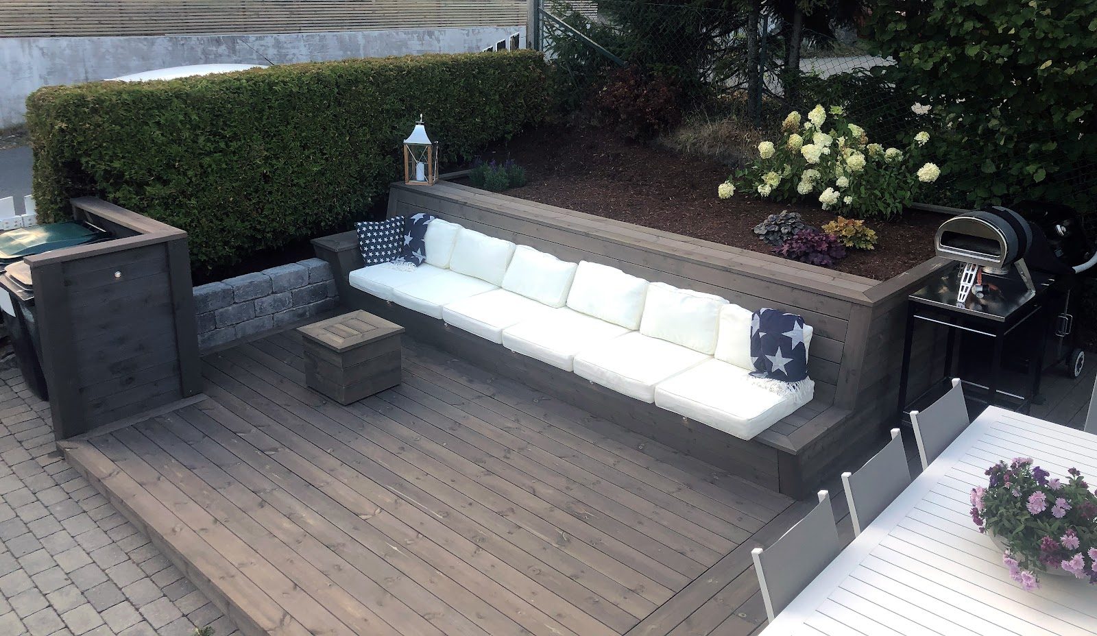 Liten terrass med inbyggd lounge