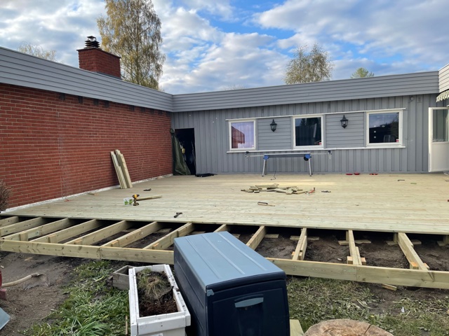 Ny terrass, förråd och lusthus