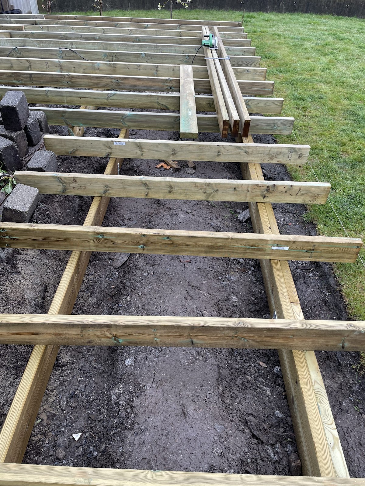 Trädgårdsprojekt med fokus på beklädnad och trappor