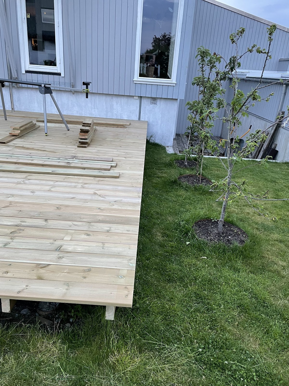 Trädgårdsprojekt med fokus på beklädnad och trappor