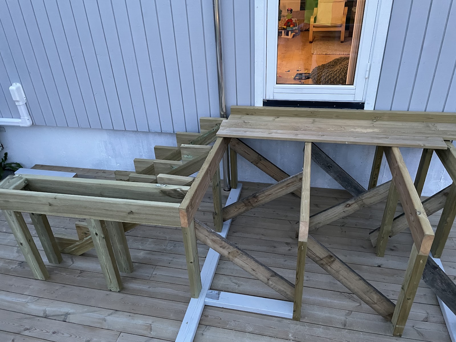 Trädgårdsprojekt med fokus på beklädnad och trappor