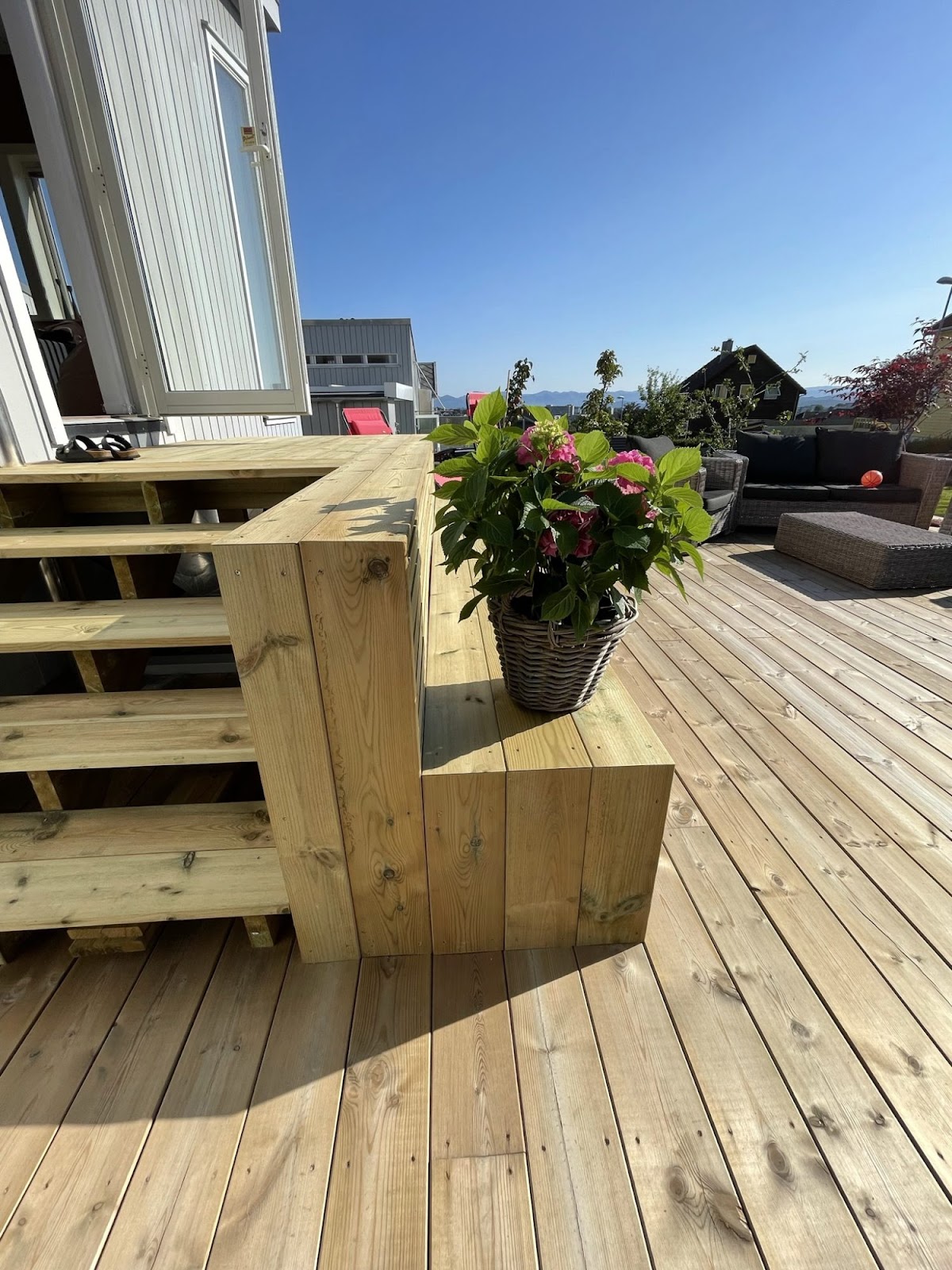 Trädgårdsprojekt med fokus på beklädnad och trappor