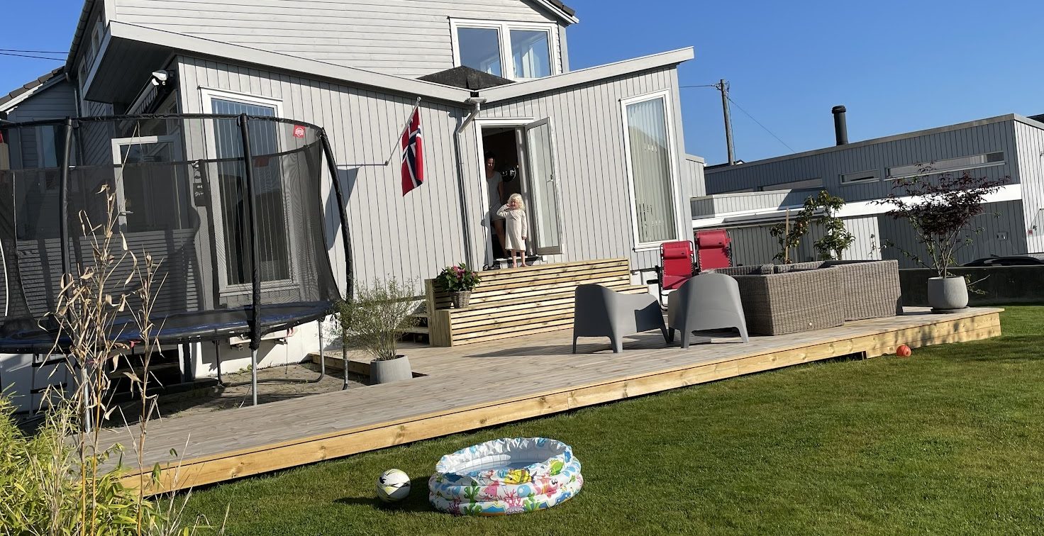 Trädgårdsprojekt med fokus på beklädnad och trappor