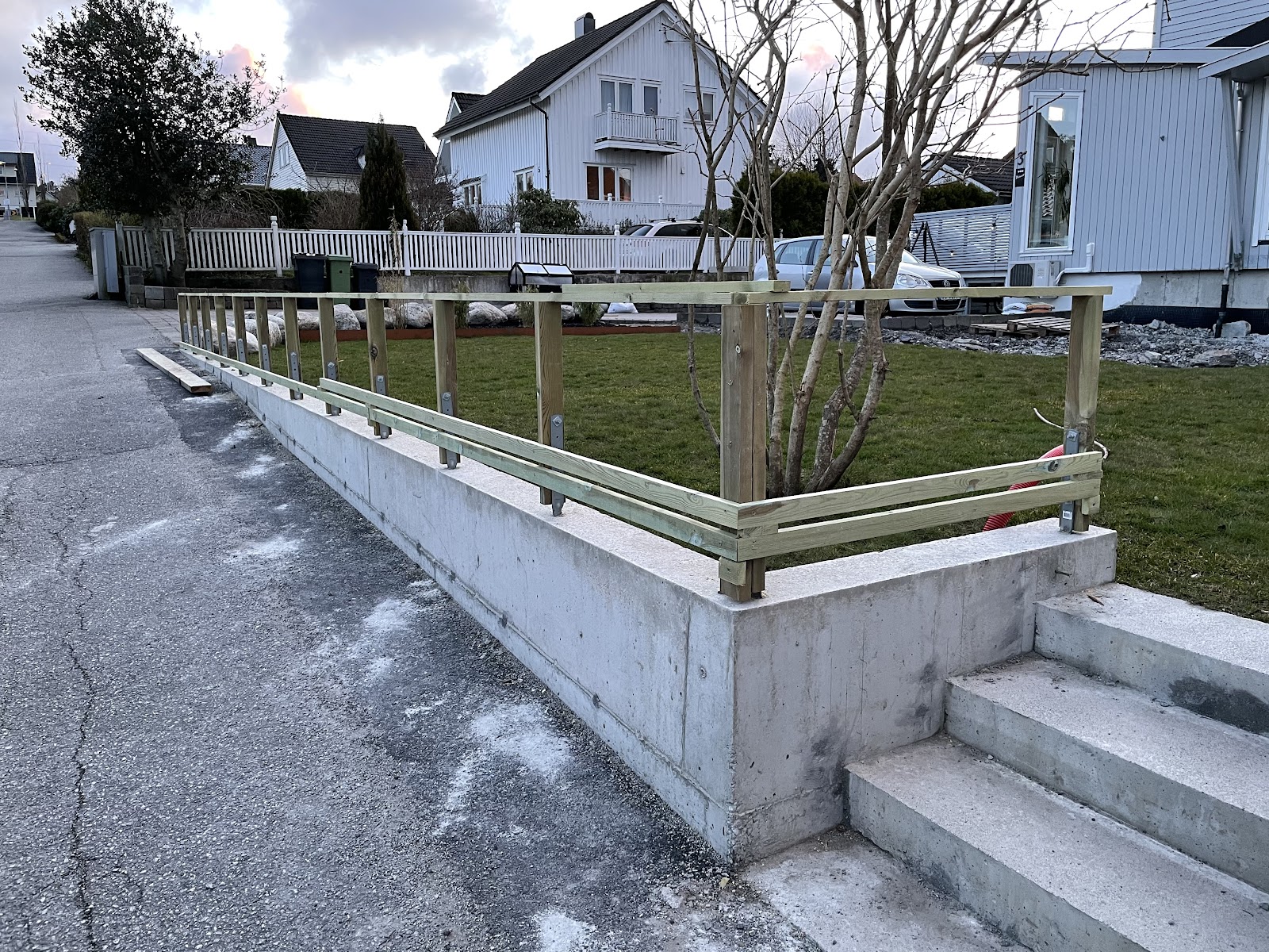 Trädgårdsprojekt med fokus på beklädnad och trappor