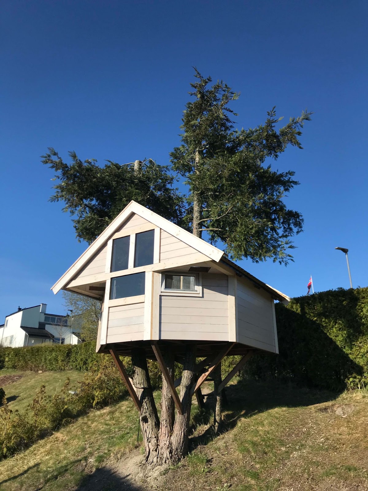 Drömlekstuga i trädet!