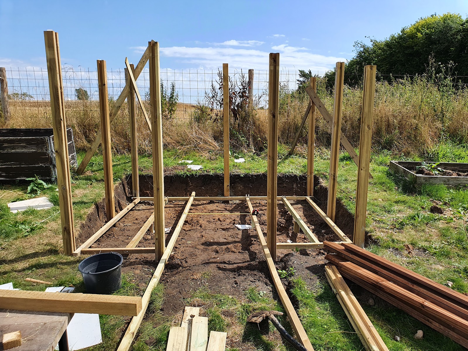 Delvis grävd eldgrop med liten detalj