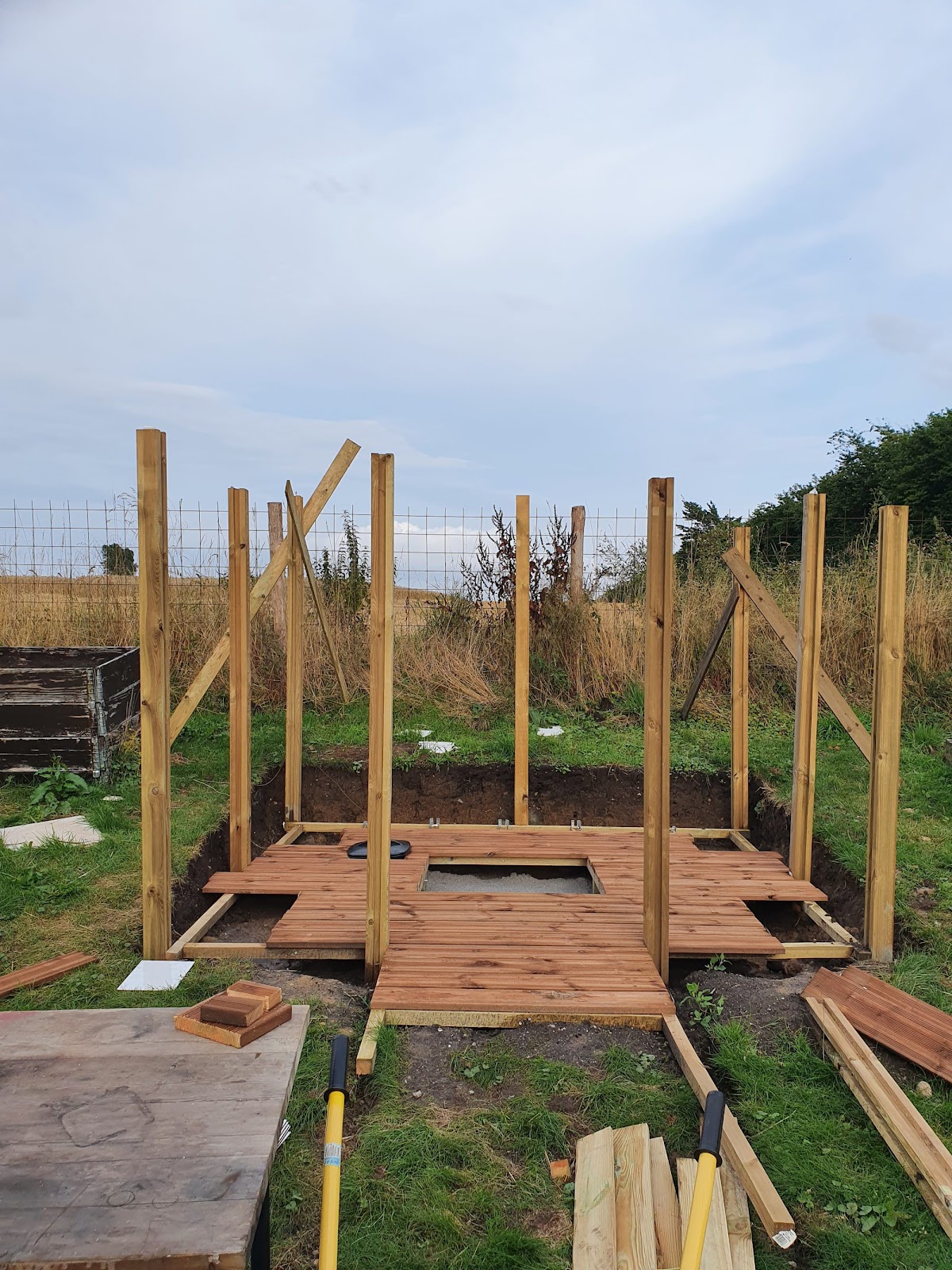 Delvis grävd eldgrop med liten detalj