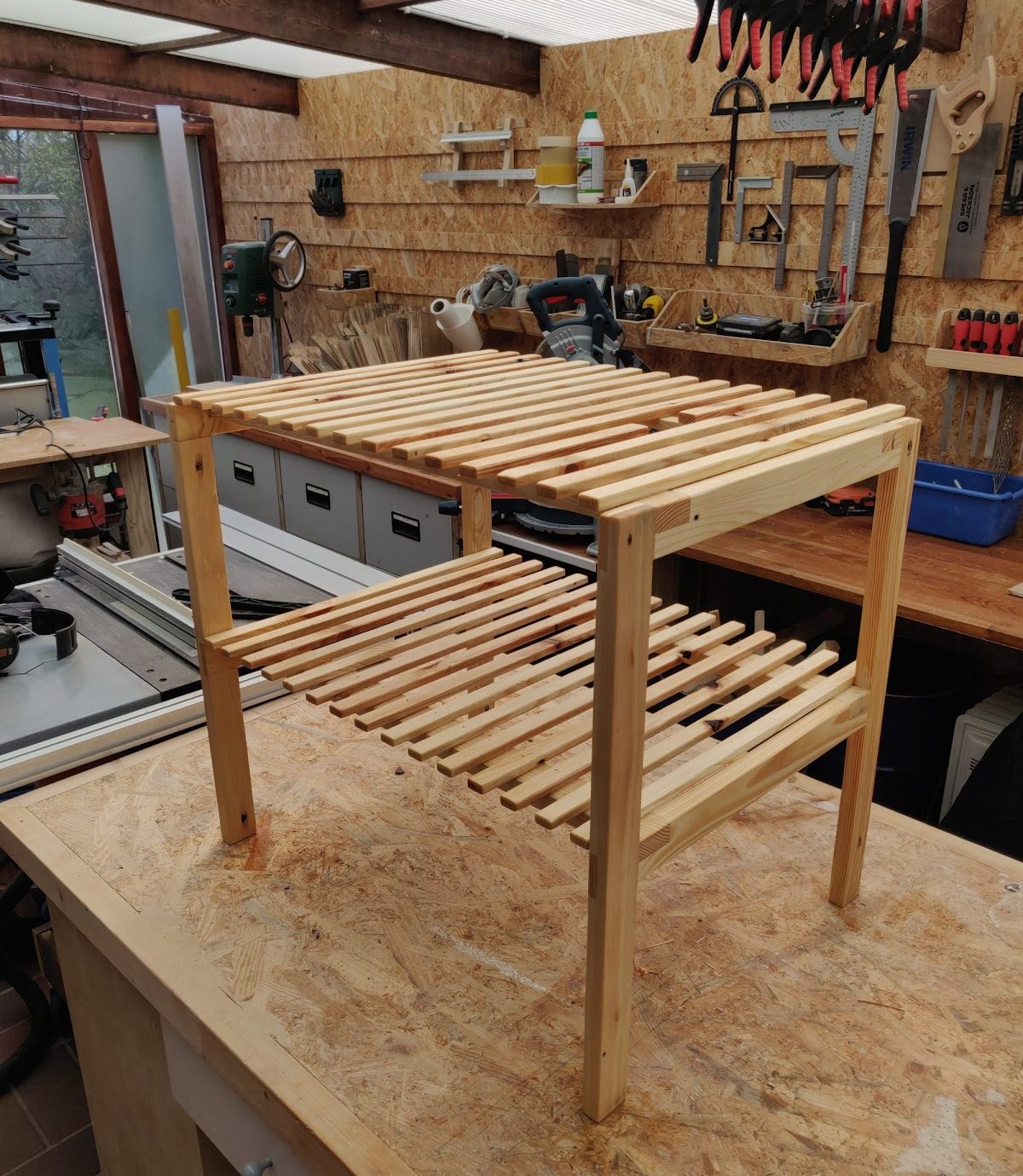 Från pall till skohylla