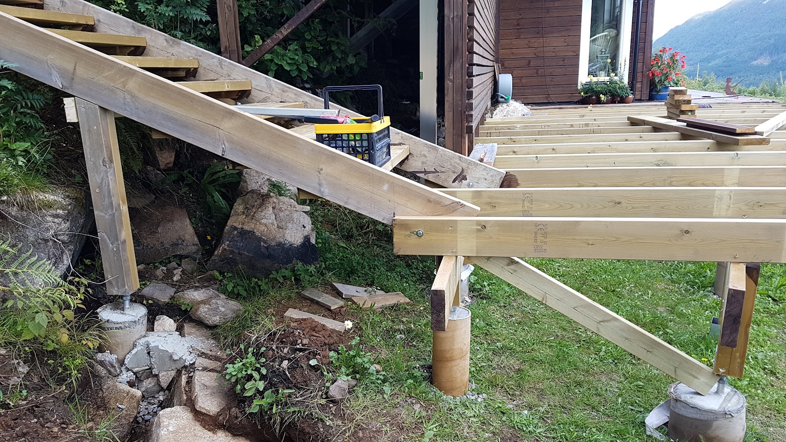 Frukostterrass och gångväg vid stugan