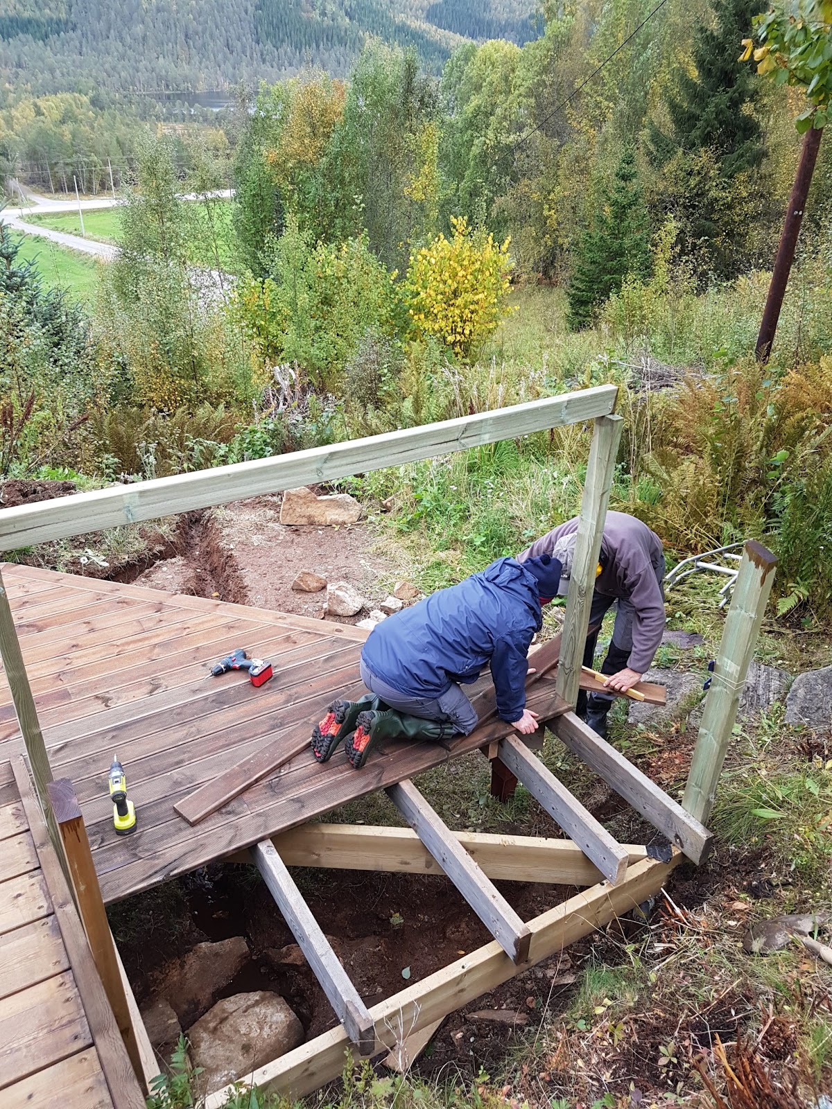 Frukostterrass och gångväg vid stugan