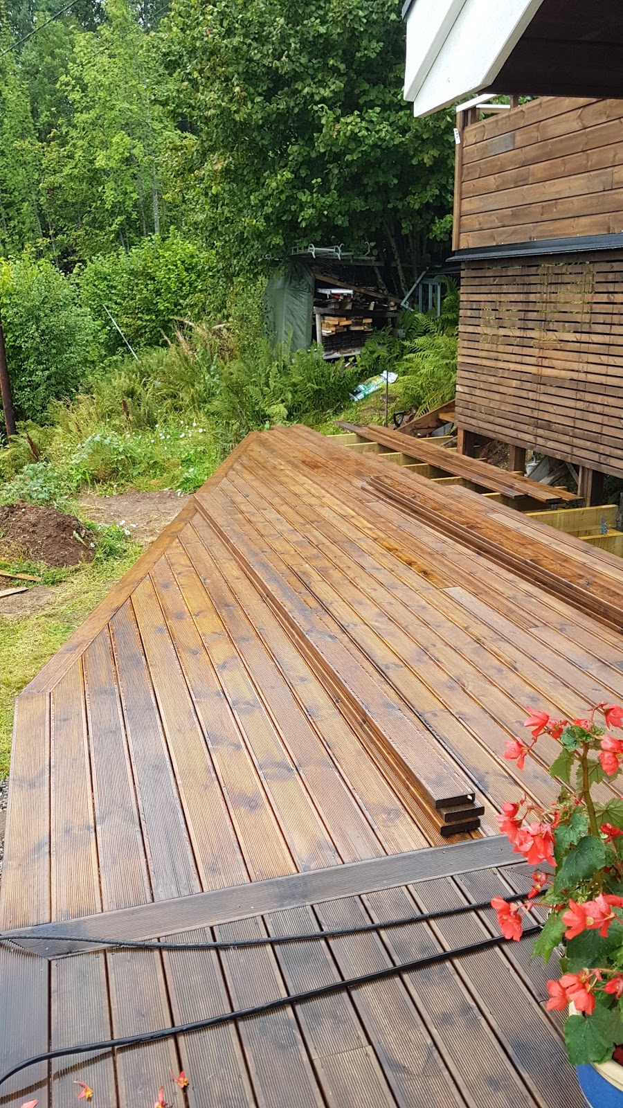 Frukostterrass och gångväg vid stugan