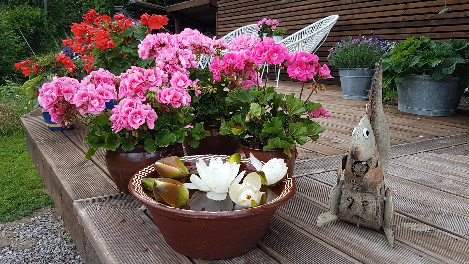 Frukostterrass och gångväg vid stugan