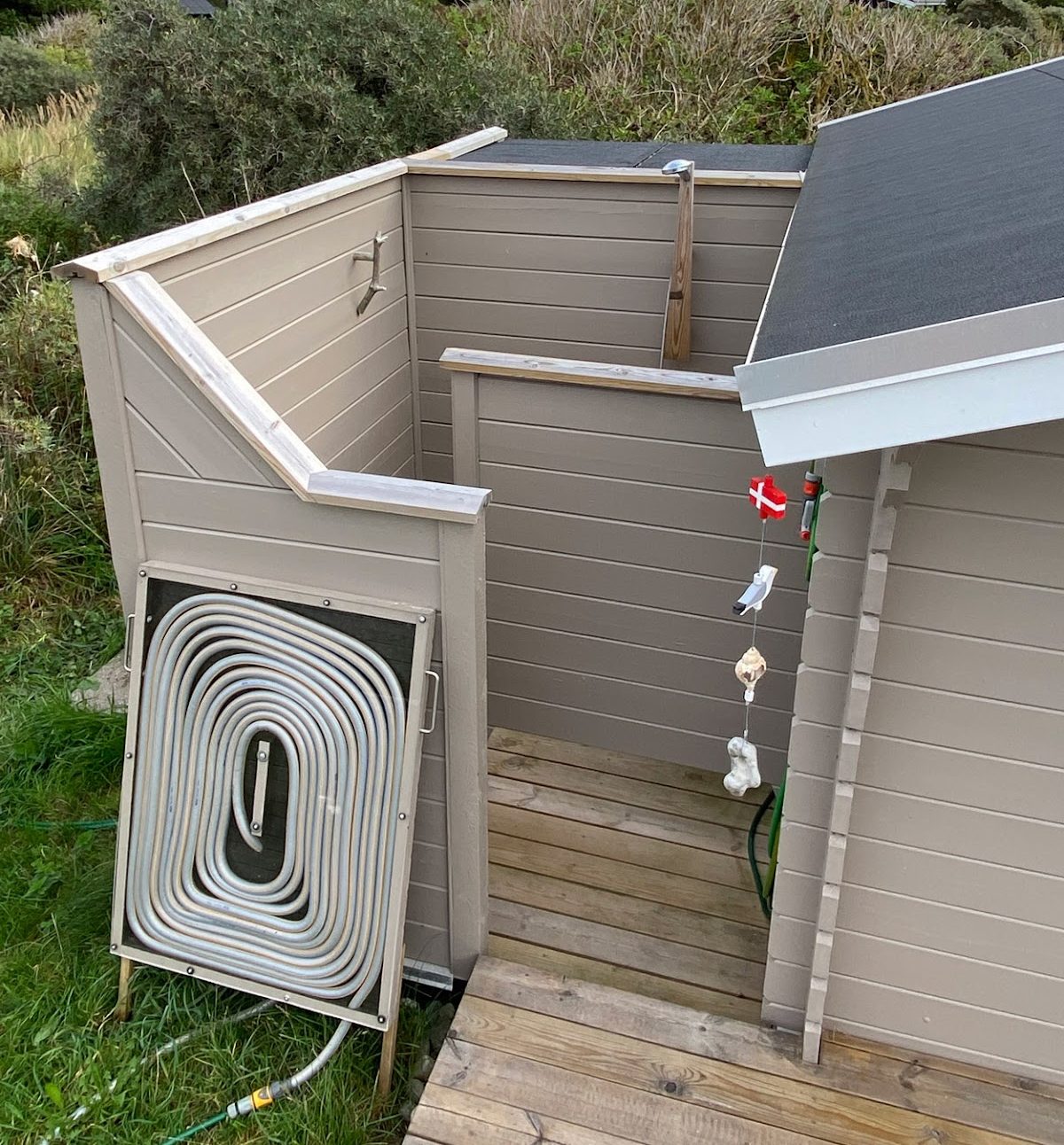 Utomhusdusch med soluppvärmt vatten och återvunnet material