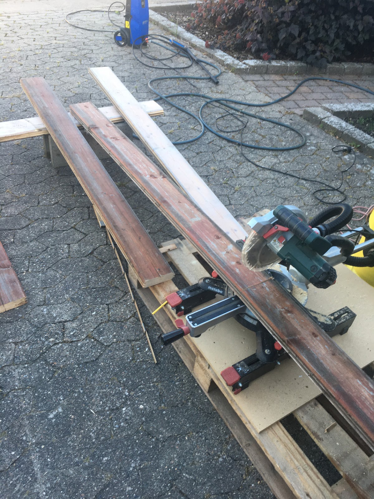 Utomhusdusch med soluppvärmt vatten och återvunnet material