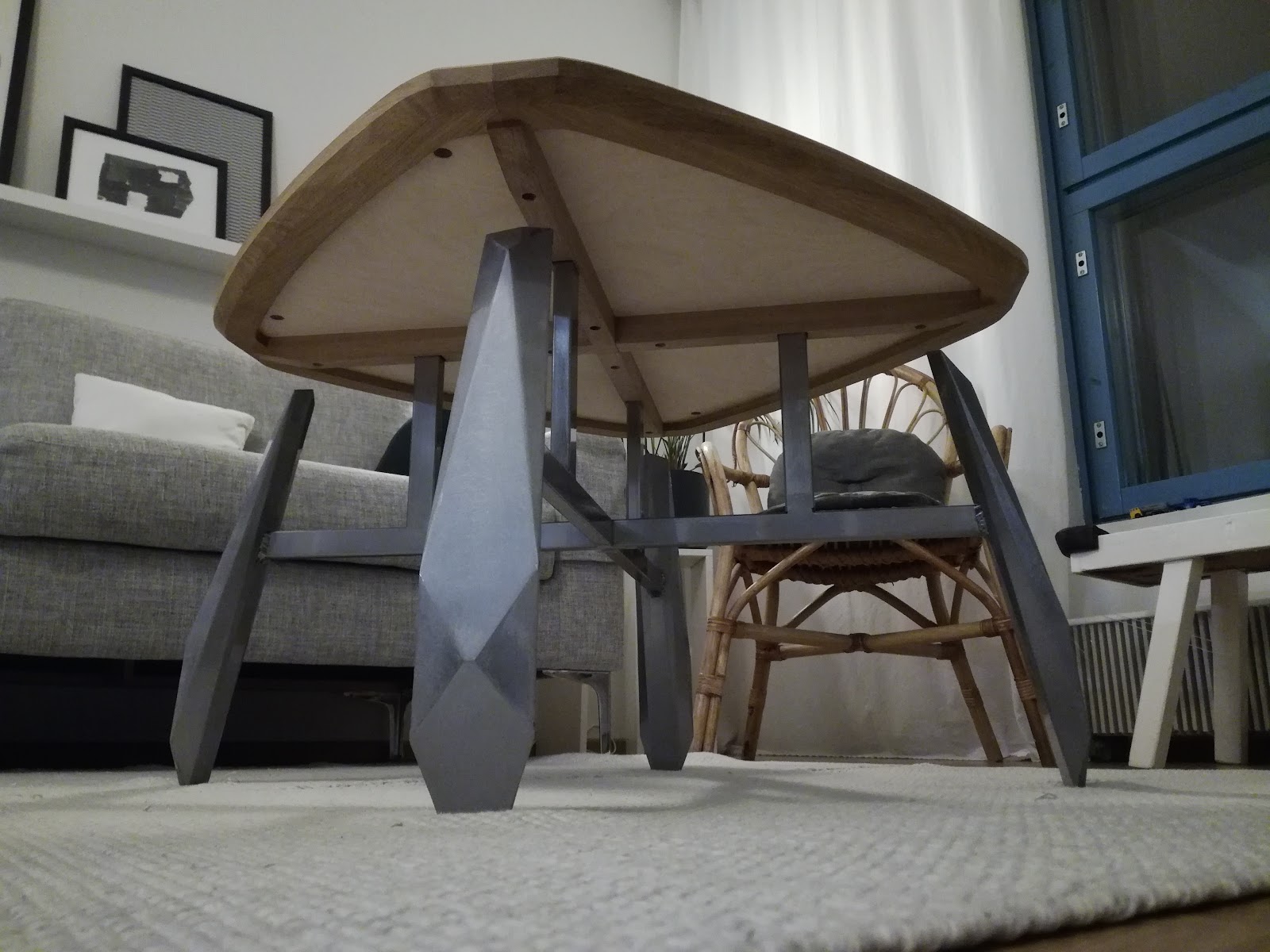 Soffbord med svetsade ben