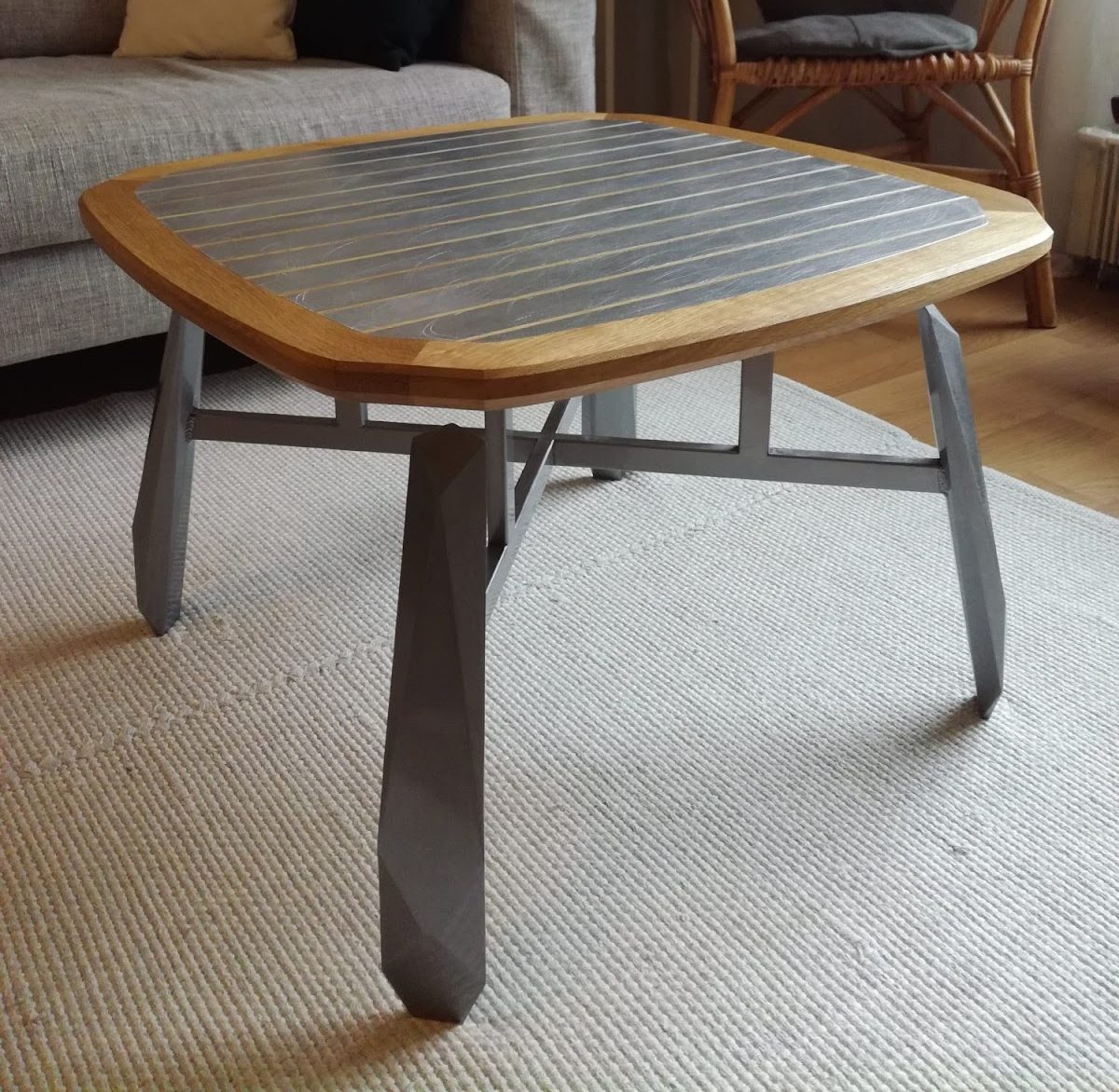 Soffbord med svetsade ben