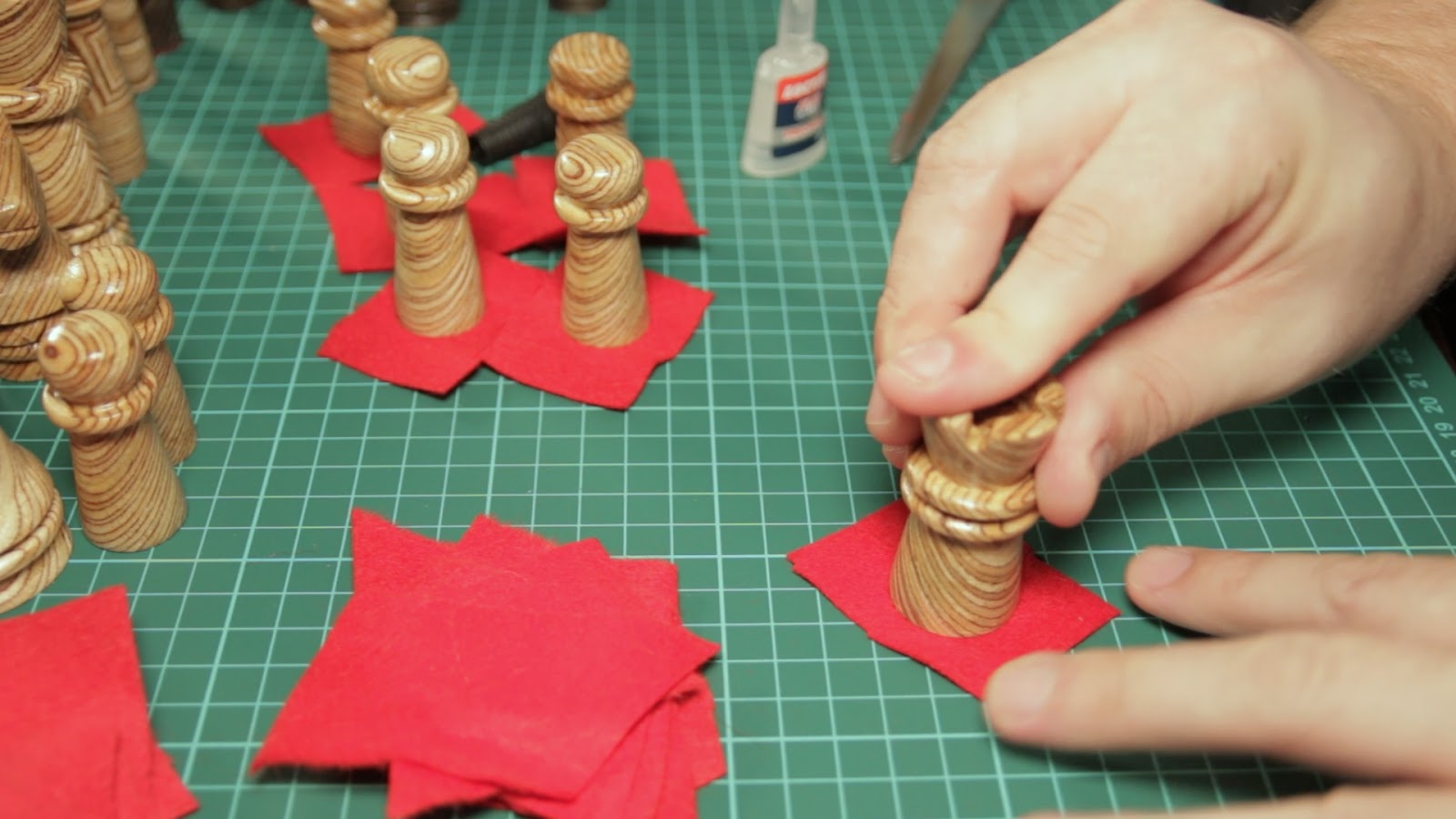 Mönstrat schackset i plywood