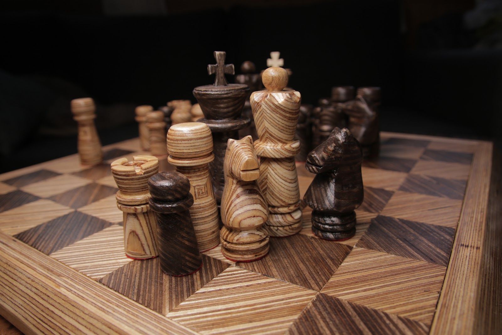 Mönstrat schackset i plywood