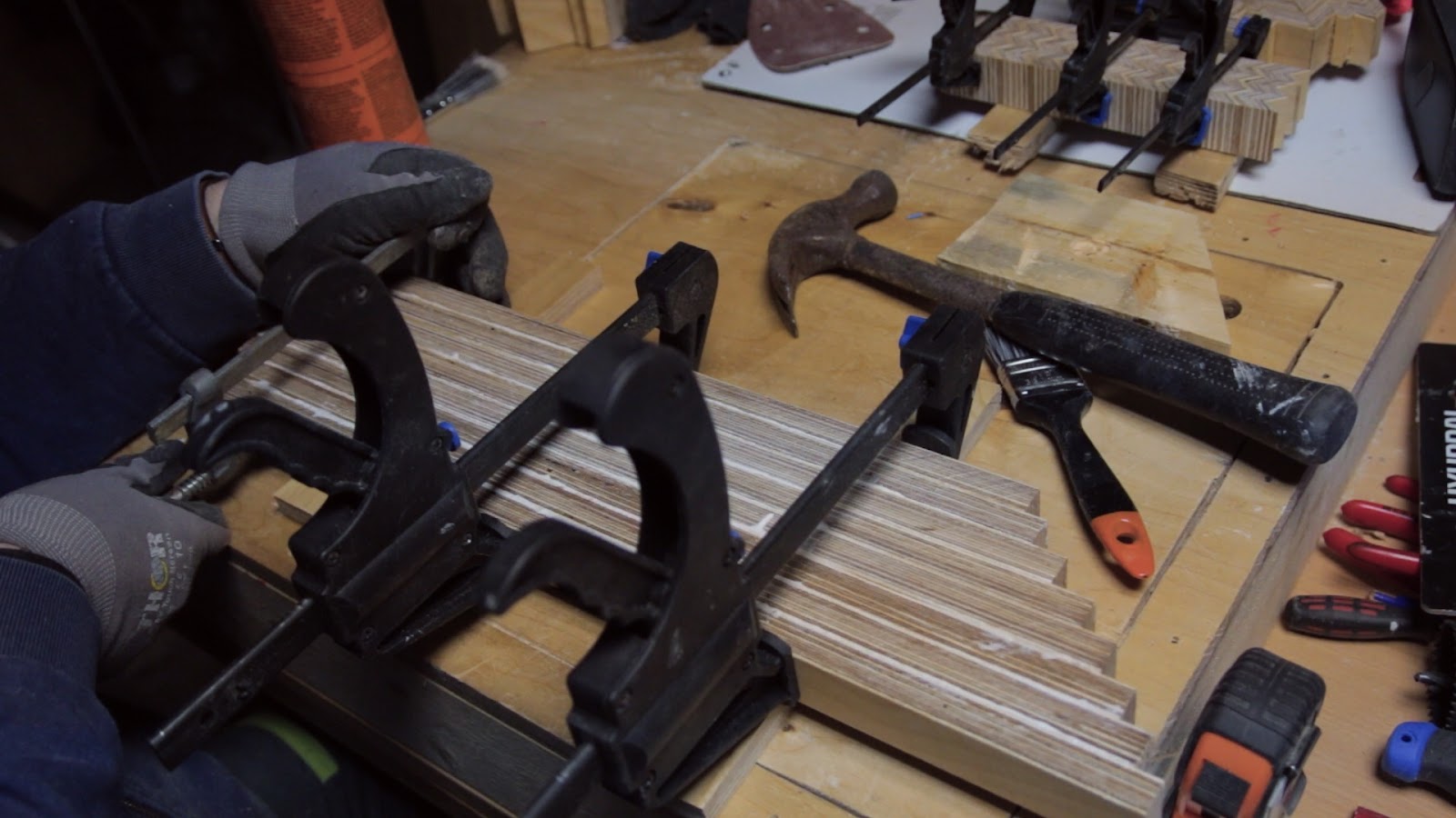 Mönstrat schackset i plywood