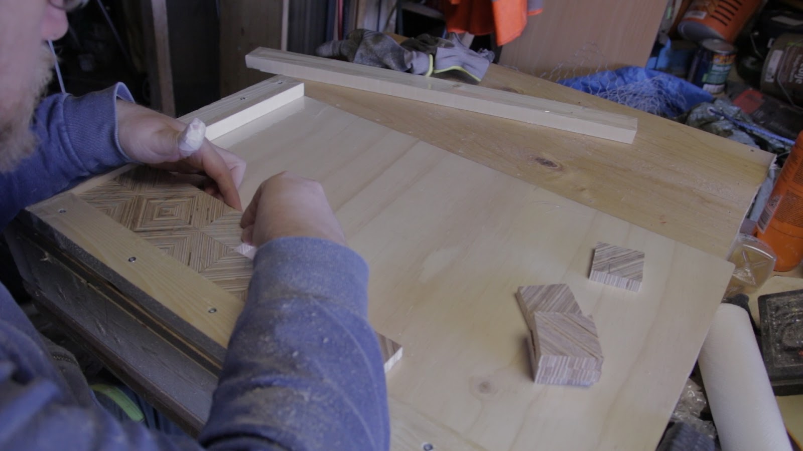 Mönstrat schackset i plywood