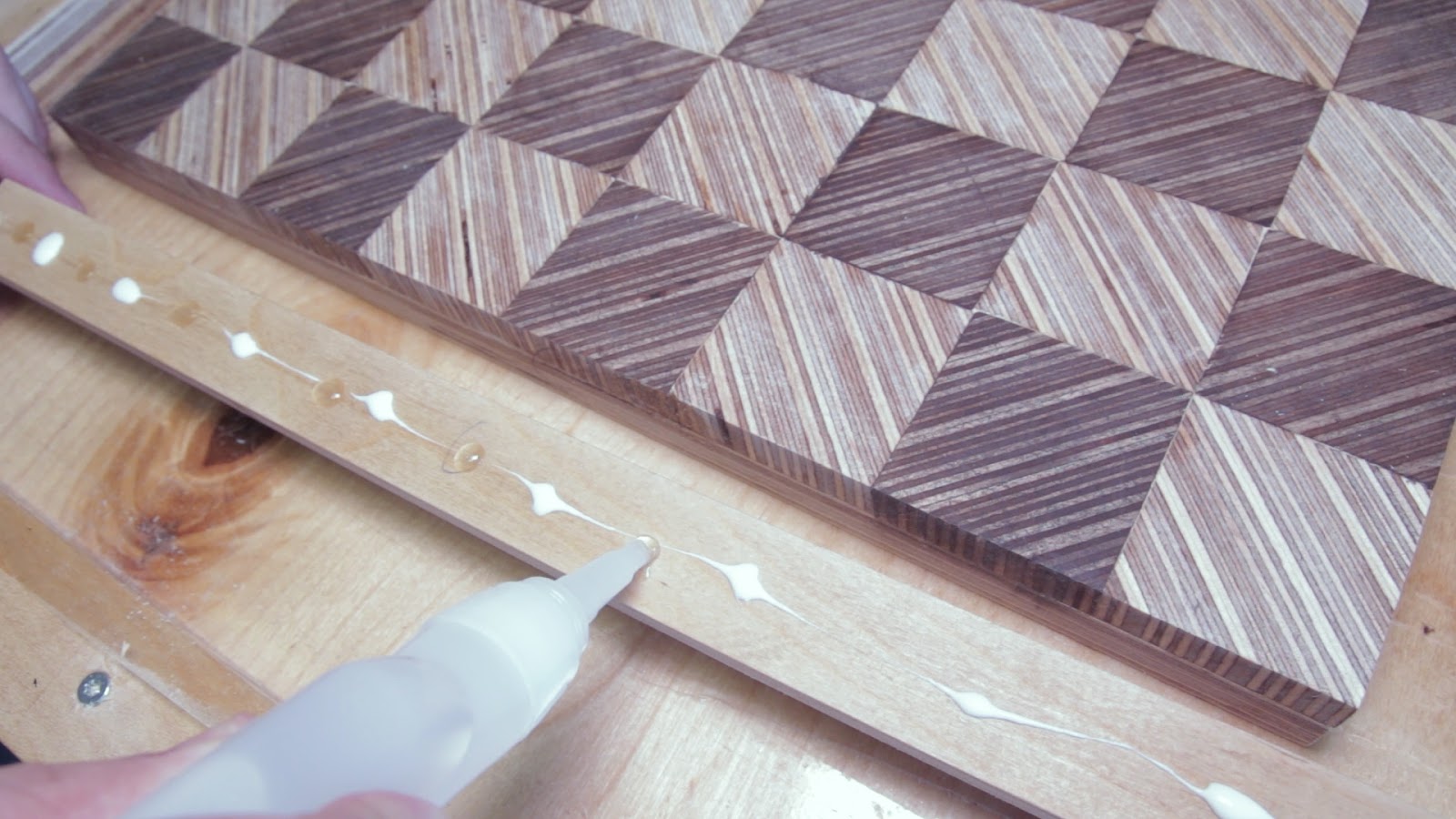 Mönstrat schackset i plywood