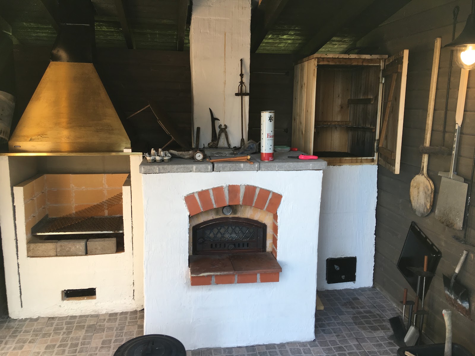 Utekök med pizzaugn och rökugn