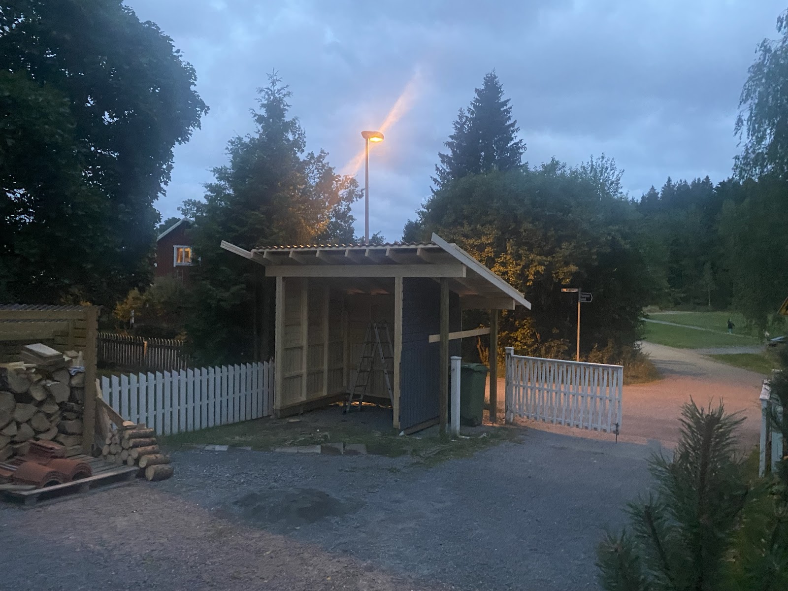 Cykelkur med plats för ved