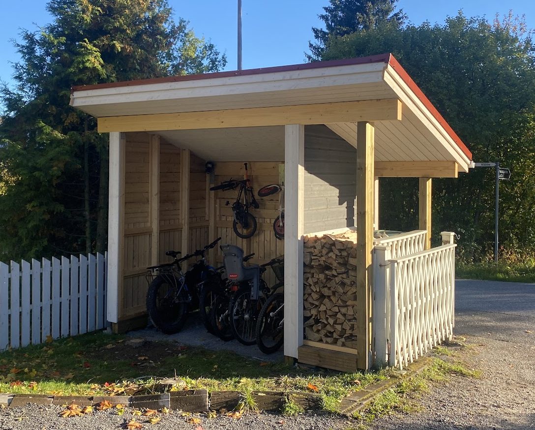 Cykelkur med plats för ved