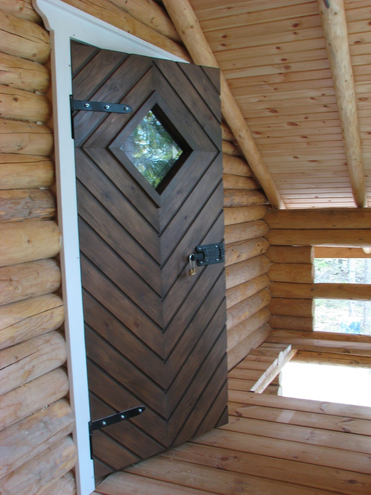 Vacker timmerstuga med första våningen