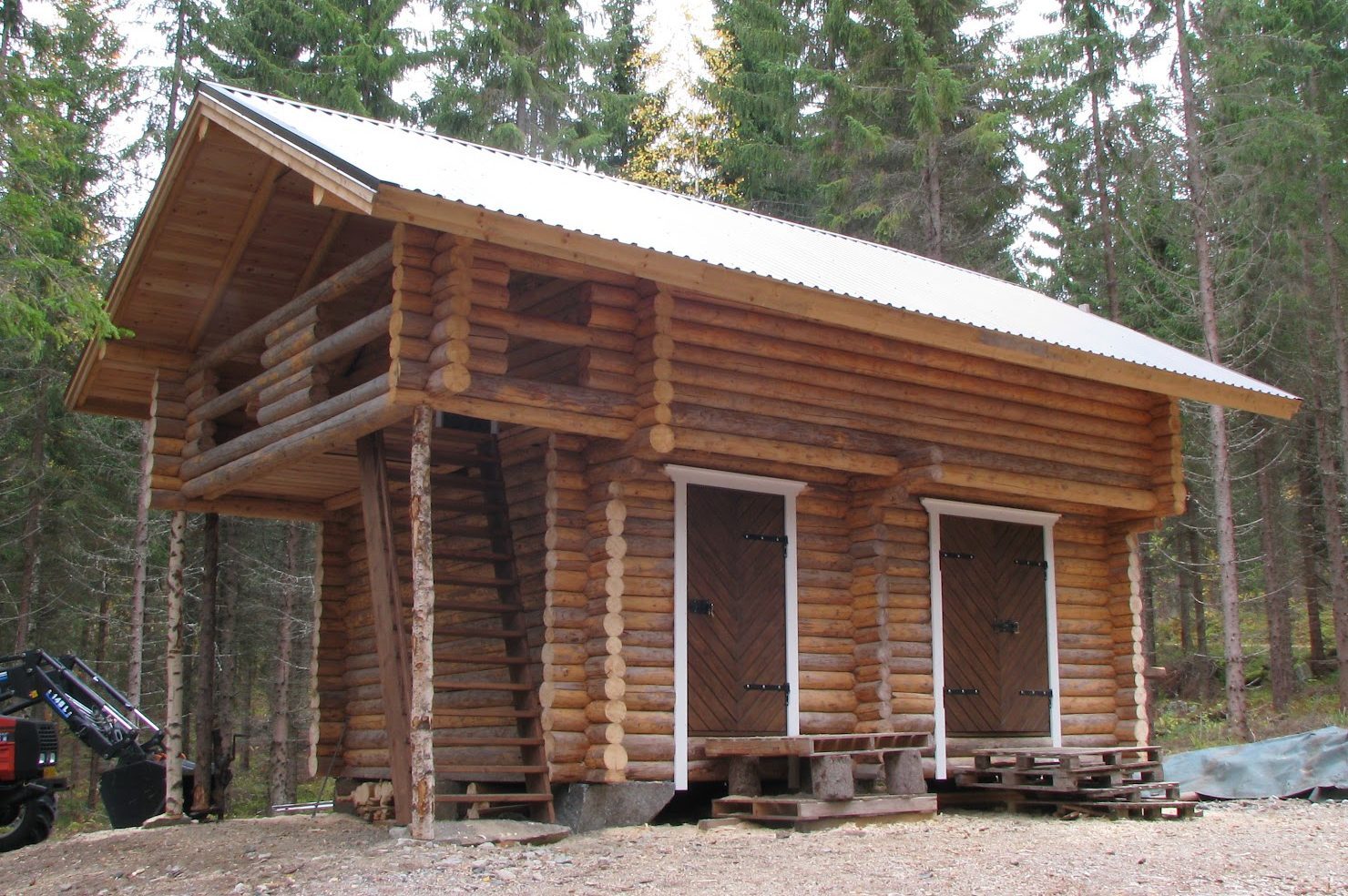 Vacker timmerstuga med första våningen