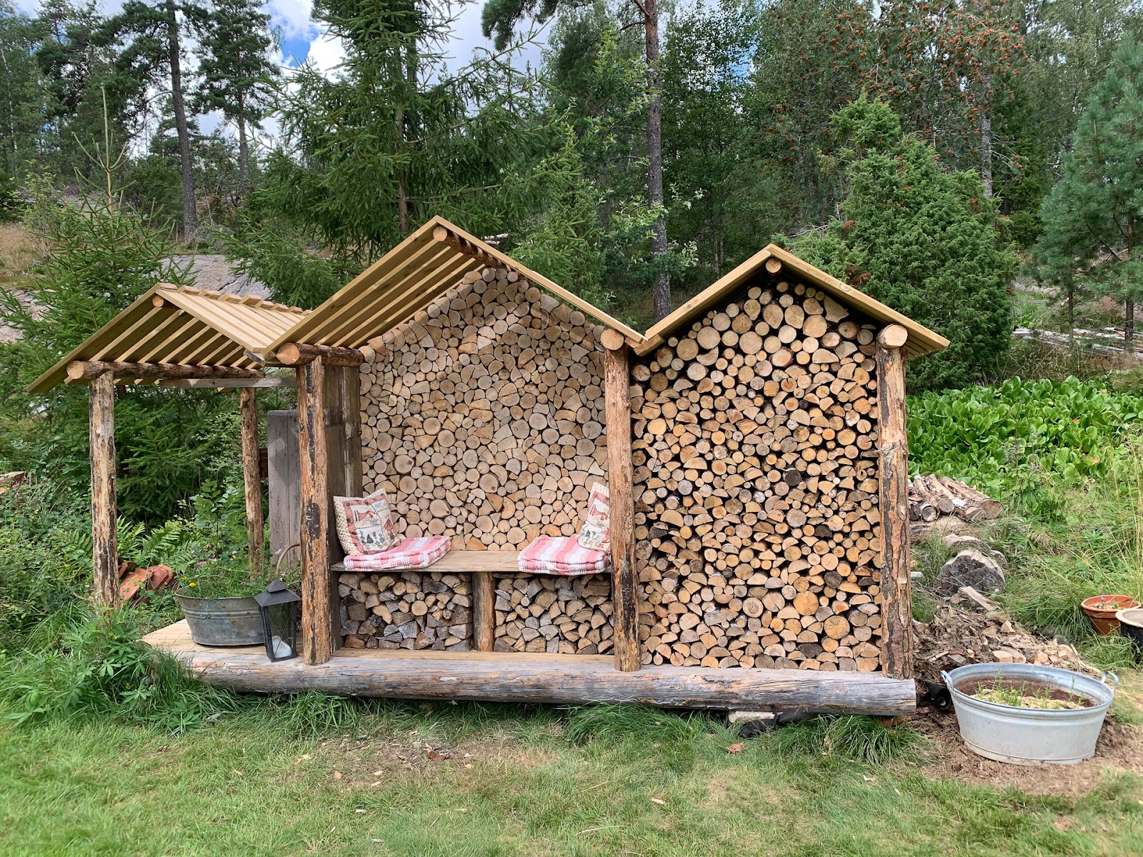 Trähus med plats för morgonfika