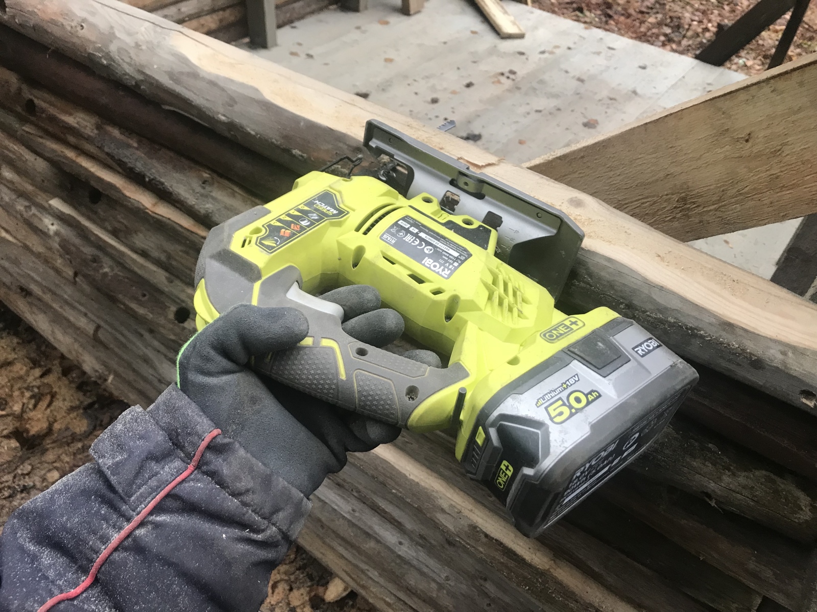 Vindskydd med spetsiga takbjälkar