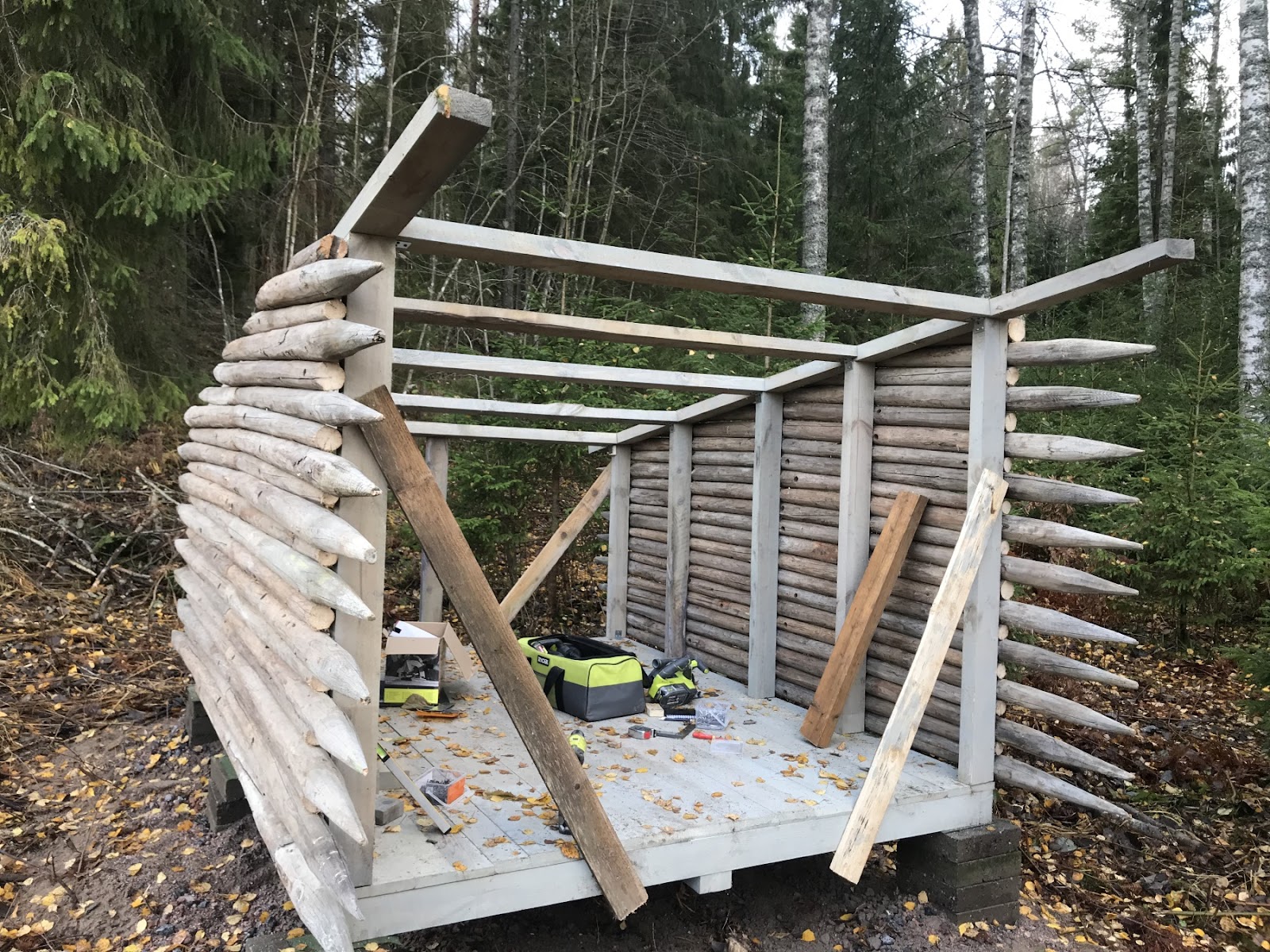 Vindskydd med spetsiga takbjälkar