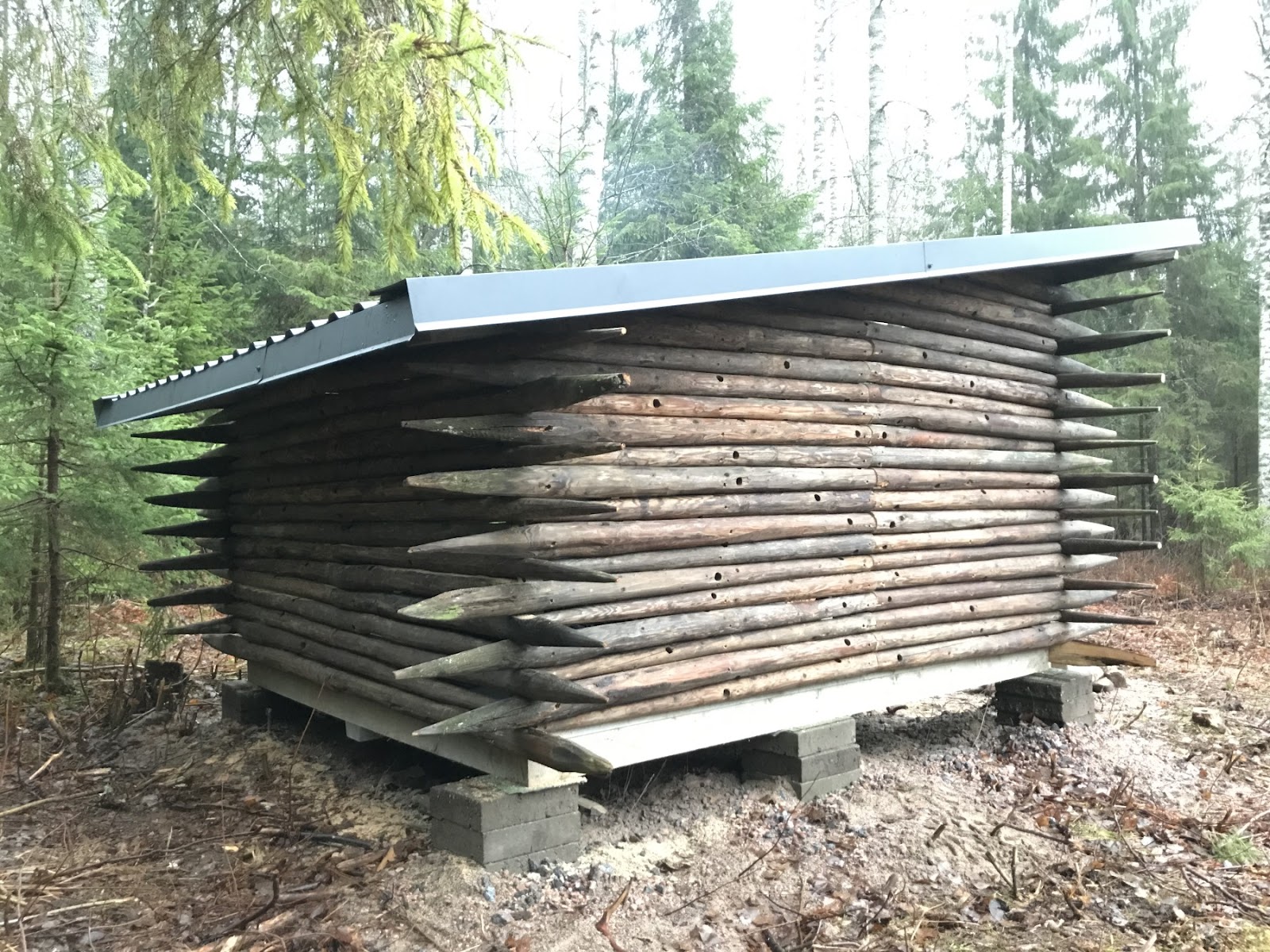 Vindskydd med spetsiga takbjälkar