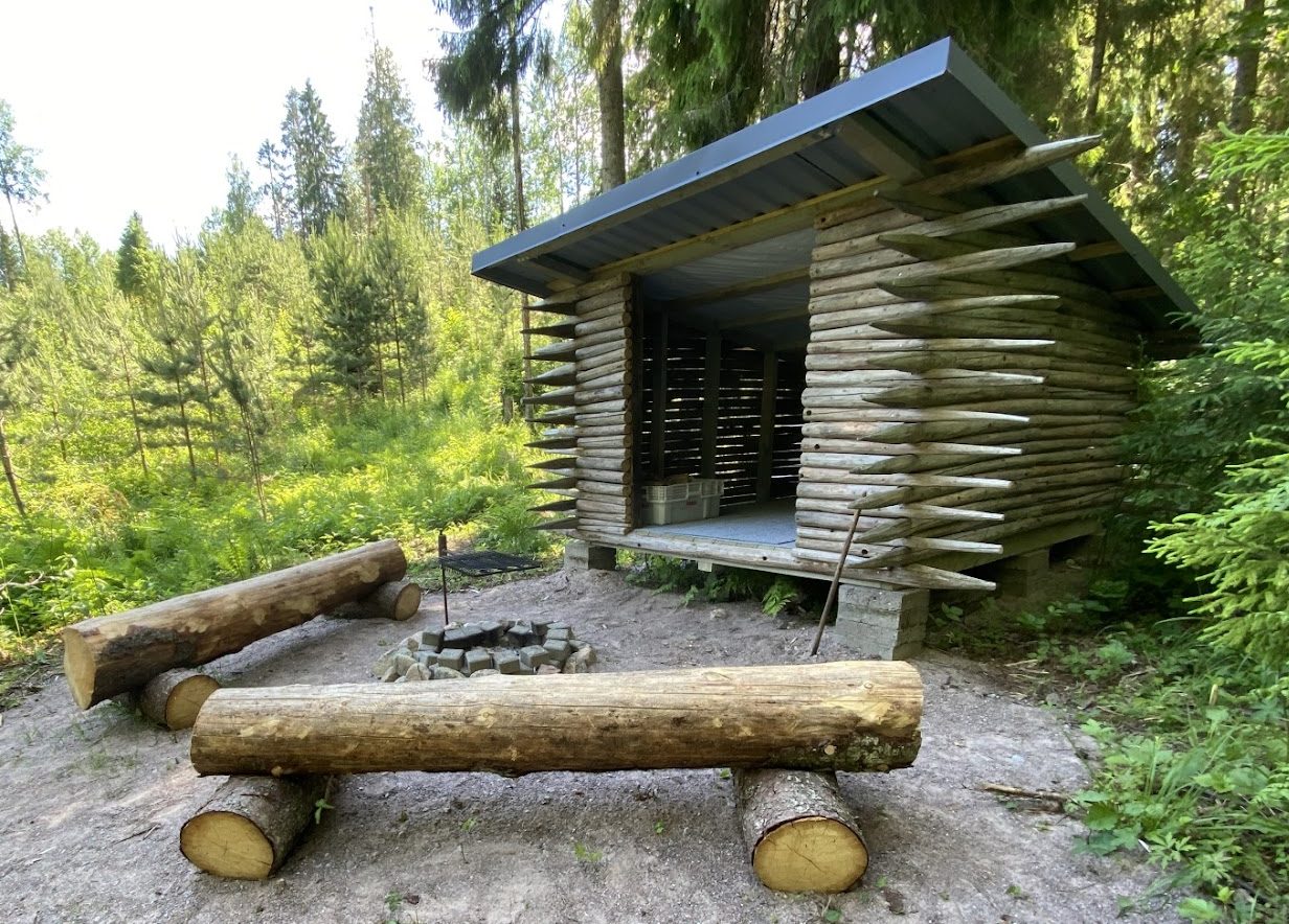 Vindskydd med spetsiga takbjälkar