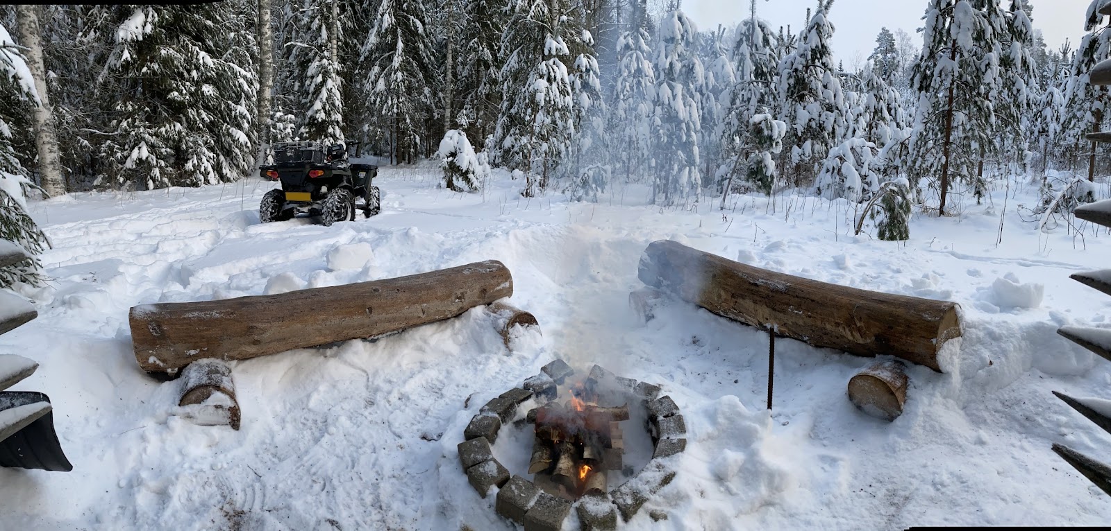 Vindskydd med spetsiga takbjälkar