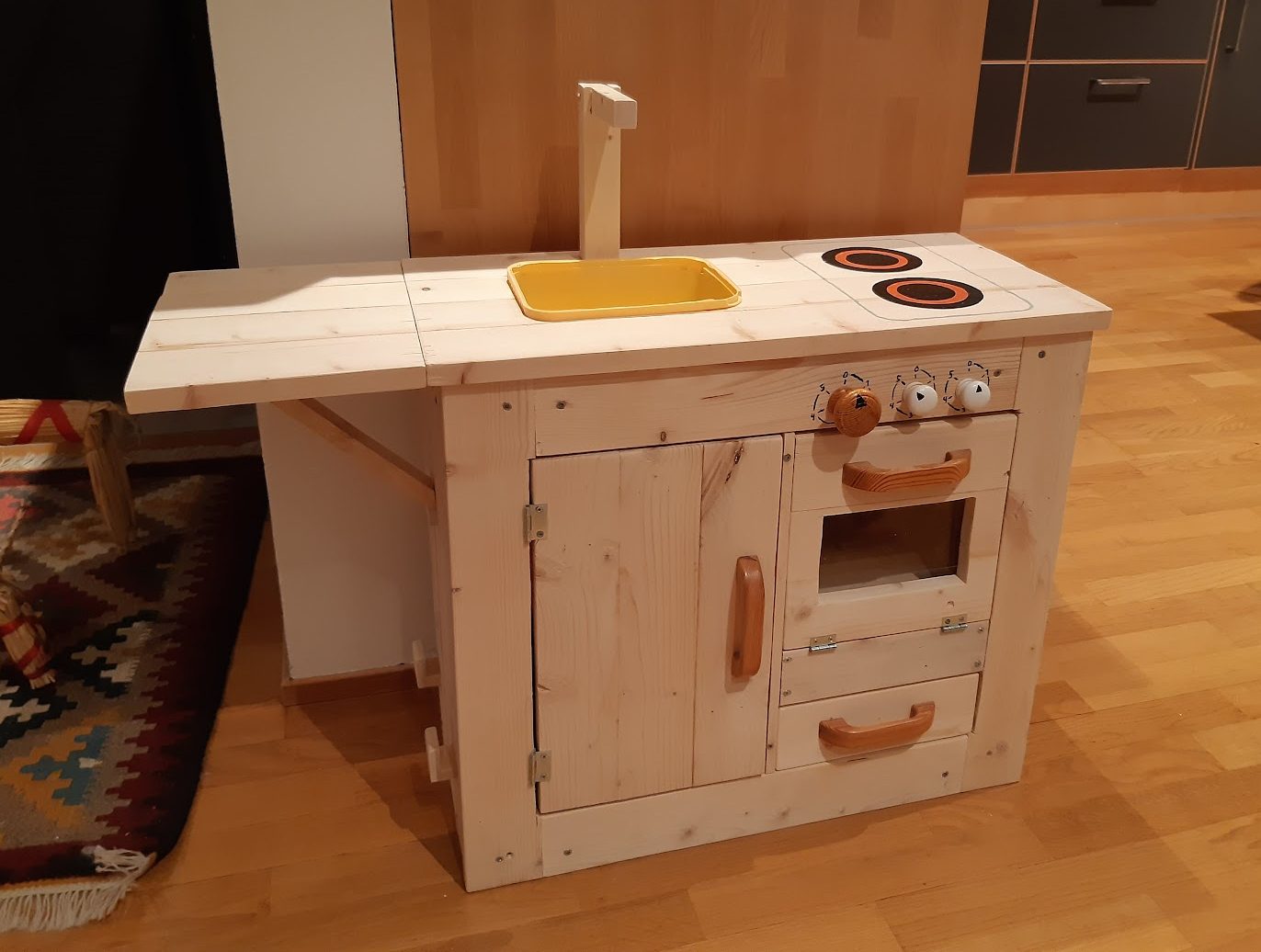 Hemmabyggt leksakskök