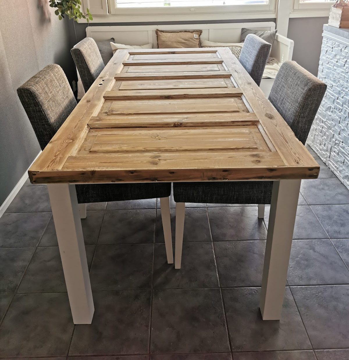 Matbord av gammal dörr