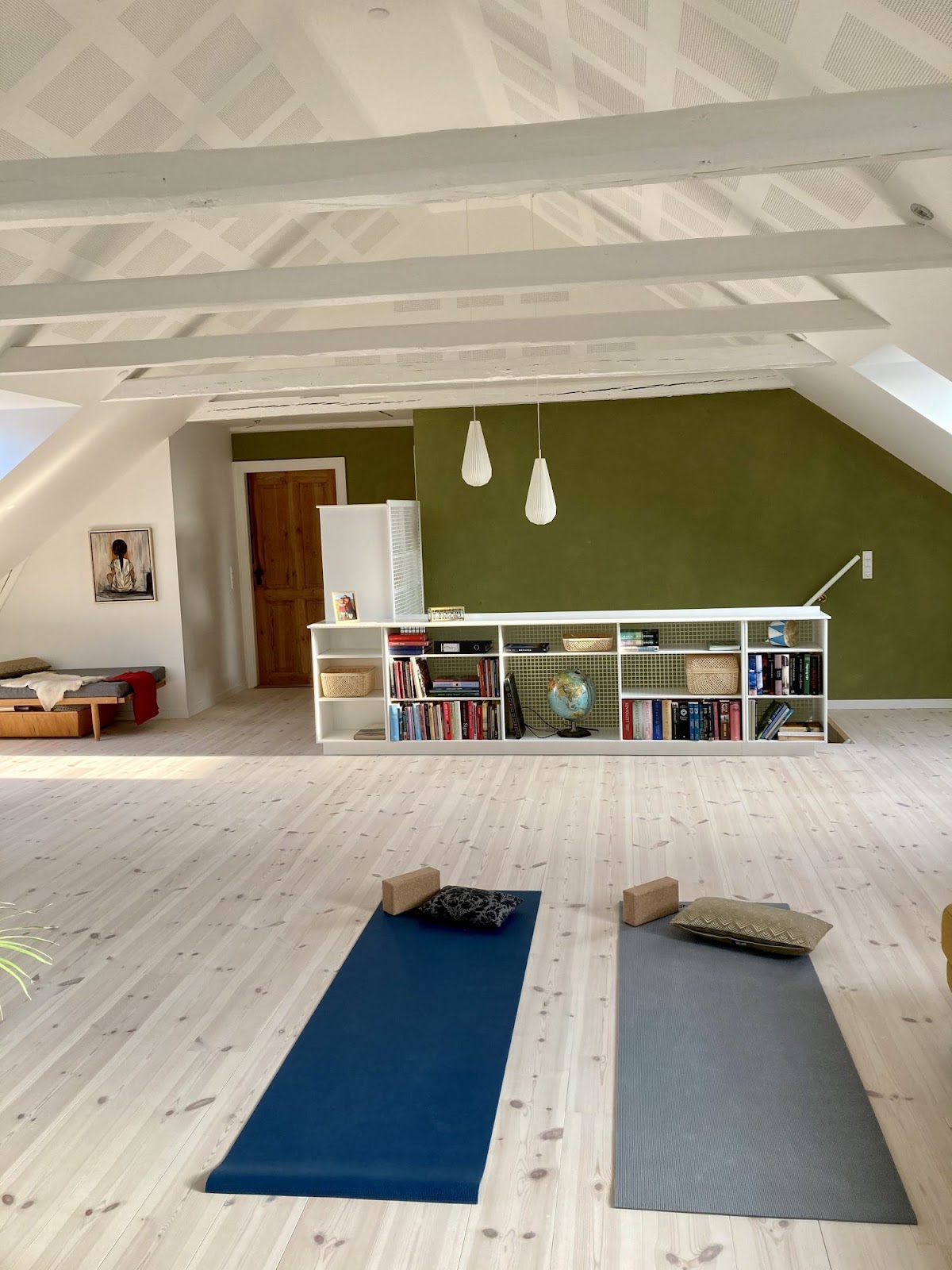 Transparent bibliotek som trappräcke