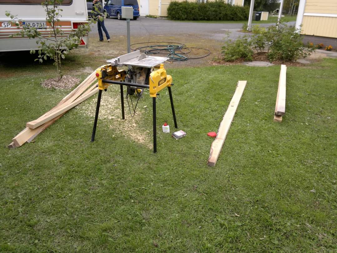 Bord och bänk i kraftiga plankor